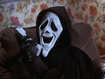 Стоп-кадр из фильма «Очень страшное кино». Стоп-кадр из фильма «Очень страшное кино».