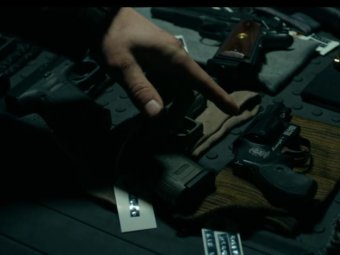 Стоп-кадр из фильма «Убийца» (2023). Стоп-кадр из фильма «Убийца» (2023).