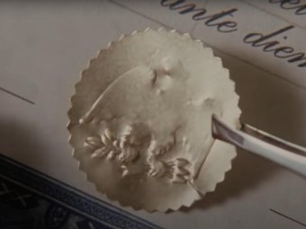 Стоп-кадр из фильма «Поймай меня, если сможешь». Стоп-кадр из фильма «Поймай меня, если сможешь».