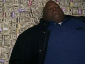 Стоп-кадр из сериала «Во все тяжкие». Стоп-кадр из сериала «Во все тяжкие».