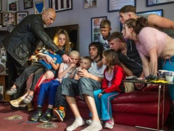 Стоп-кадр из фильма «Братья из Гримсби». Стоп-кадр из фильма «Братья из Гримсби».