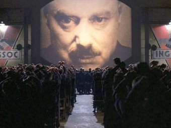 Стоп-кадр из фильма «1984». Стоп-кадр из фильма «1984».
