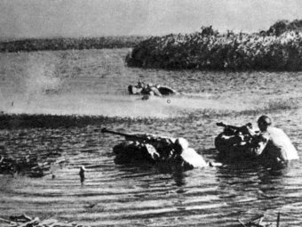 Советские воины форсируют Днепр. Сентябрь 1943 года. Фото: Минобороны РФ. Советские воины форсируют Днепр. Сентябрь 1943 года. Фото: Минобороны РФ.