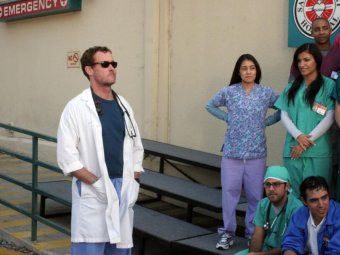 Стоп-кадр из сериала «Клиника». Стоп-кадр из сериала «Клиника».