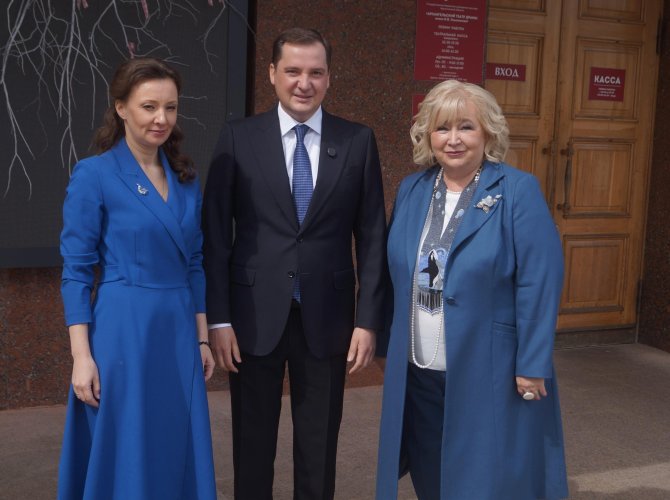 На фото (слева на право): зампредседателя Госдумы Анна Кузнецова, губернатор Поморья Александр Цыбульский, депутат Госдумы Елена Вторыгина.