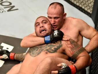 Олейник душит Ханта в главном бою UFC Fight Night 136. Олейник душит Ханта в главном бою UFC Fight Night 136.