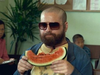 Стоп-кадр из фильма «Мальчишник 2: Из Вегаса в Бангкок» Стоп-кадр из фильма «Мальчишник 2: Из Вегаса в Бангкок»