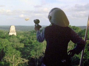 Стоп-кадр из фильма «Звёздные войны, эпизод 4: Новая надежда». Стоп-кадр из фильма «Звёздные войны, эпизод 4: Новая надежда».