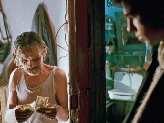 Стоп-кадр из фильма «Брат». Стоп-кадр из фильма «Брат».