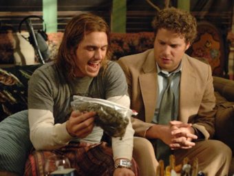 Стоп-кадр из к/ф «Ананасовый экспресс: сижу, курю». Стоп-кадр из к/ф «Ананасовый экспресс: сижу, курю».