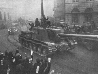 Советские войска входят в город Лодзь. Фото из Госархива РФ.