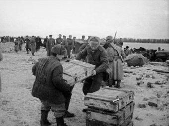 Советские войска на переправе. Фото из медиабанка «РИА Новости».