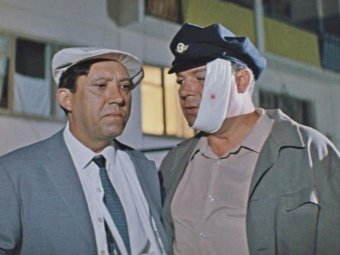 Стоп-кадр из фильма «Бриллиантовая рука».