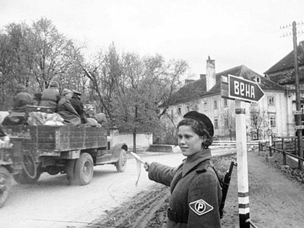 Освобождение вены от фашизма год. Взятие вены 1945. Регулировщица в Берлине 1945. Австрия 1945.