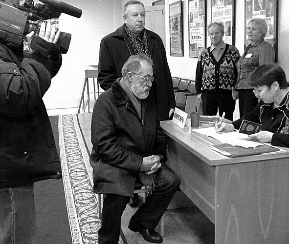 Артур Чилингаров голосует на выборах губернатора на избирательном участке № 1 в Архангельске в Большом зале филармонии. Фото из архива «Правды Северо-Запада»