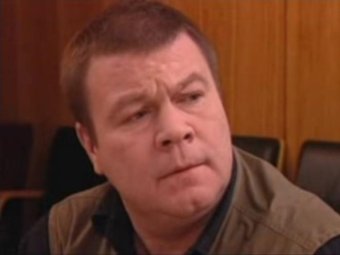 Кадр из сериала «Улицы разбитых фонарей».