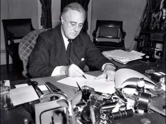 Рузвельт подписывает закон о ленд-лизе. Фото из архива «The Sun»