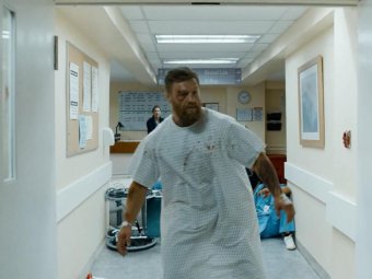 Стоп-кадр из фильма «Дом у дороги» (2024).