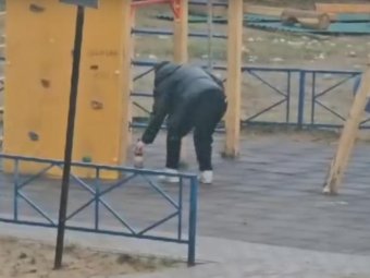 На фото: стоп-кадр позорного видео.