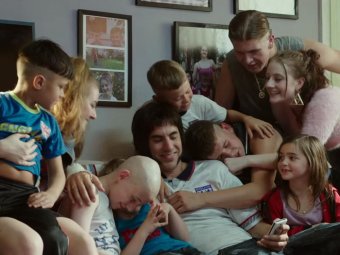 Кадр из к/ф «Братья из Гримсби».