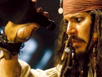 На фото кадр из к/ф «Пираты Карибского моря: Проклятие Чёрной жемчужины».