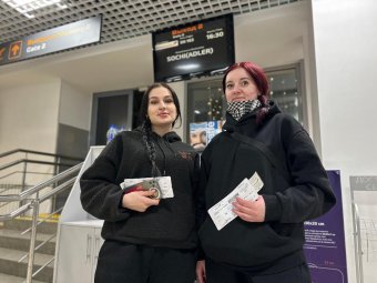 Волонтеры из Нарьян-Мара перед вылетом к месту экологической катастрофы на Черноморском побережье. Фото: пресс-служба авиакомпании «Smartavia».