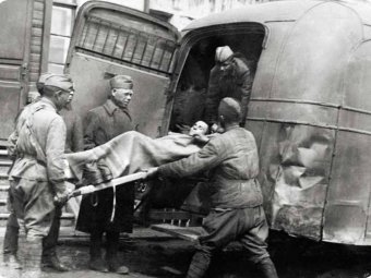 Погрузка раненых в Архангельском госпитале. 1943 год. Фото с сайта правительства Архангельской области. 