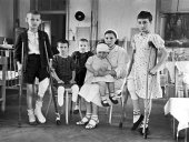 «Дети войны». Искалеченные фашистскими снарядами дети лечатся в больнице. Россия, Ленинградский педиатрический медицинский институт. Архив «РИА Новости».