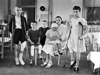 «Дети войны». Искалеченные фашистскими снарядами дети лечатся в больнице. Россия, Ленинградский педиатрический медицинский институт. Архив «РИА Новости».
