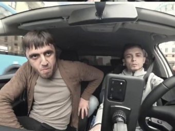 Фото: стоп-кадр из легендарного видеоролика с Мурадом в такси.