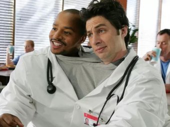 На фото: кадр из сериала «Клиника».