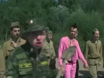 Стоп-кадр из клипа на песню «Аты-баты».