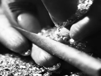 На фото: кадр из клипа Rihanna — «Diamonds».