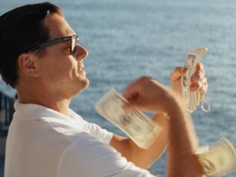 На фото: кадр из к/ф «Волк с Уолл-стрит».