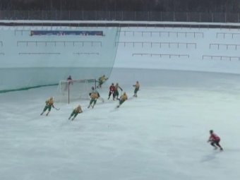 На фото: стоп-кадр трансляции матча. 