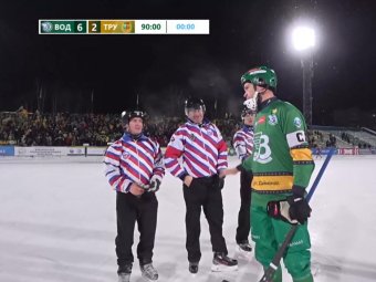 На фото: стоп-кадр трансляции матча. 