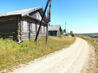 Фото Дмитрия Алексеенкова «Дер. Савинская, Вельский район, Архангельская обл» используется на условиях лицензии [CC BY-SA 3.0](ссылка на лицензию). Источник: Wikimedia Commons.
