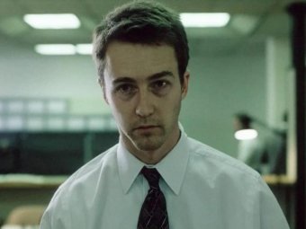 На фото кадр из к/ф «Бойцовский клуб».