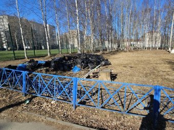 На фото: забор у школы №11 в Архангельске, который явно не соответствует никаким требованиям и нормам. 