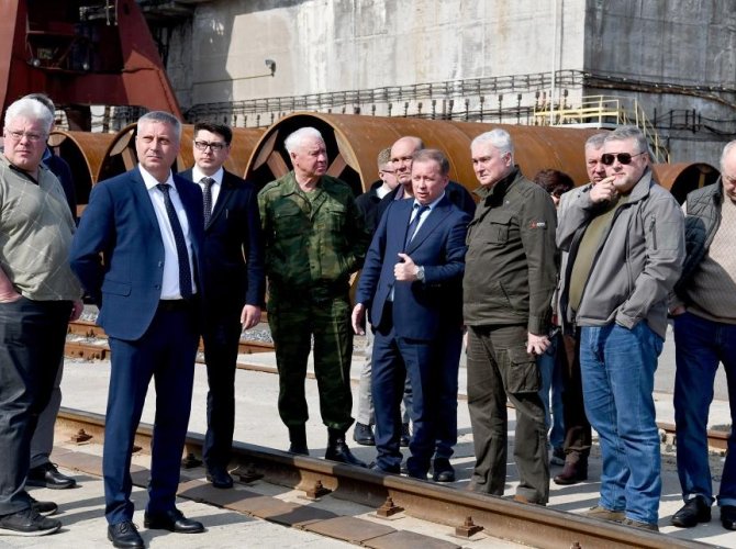 На фото Павел Першин принимает депутатов Госдумы и объясняет им ход выполнения оборонзаказа на предприятии ОСК «Звёздочка». Фото: АО «ЦС «Звездочка»