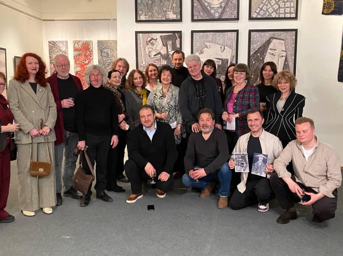 Групповая фотография в завершение выставки.