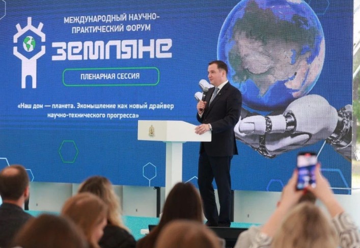 На фото: Губернатор Архангельской области Александр Цыбульский на форуме «Земляне» на площадке санатория Юлии Федоровой.