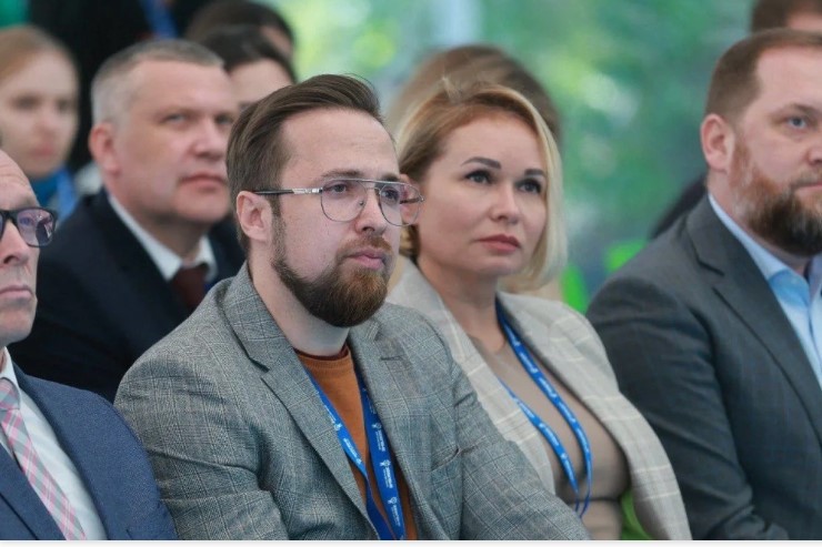 На фото: Предпринимательница Юлия Федорова на форуме «Земляне» в качестве организатора.
