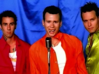Фото из клипа ансамбля Blink-182 «All the small things».